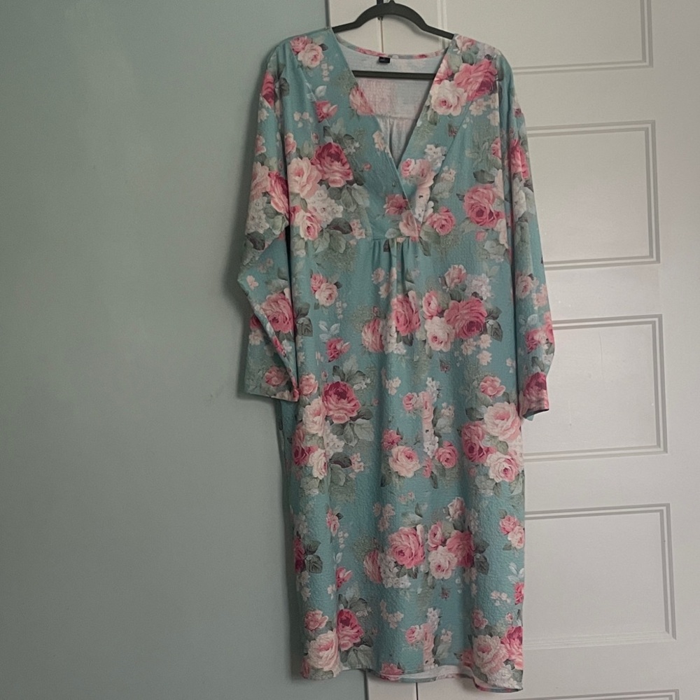 NWOT XXL Floral V-Neck Long Sleeved Lounge Dress With Pockets